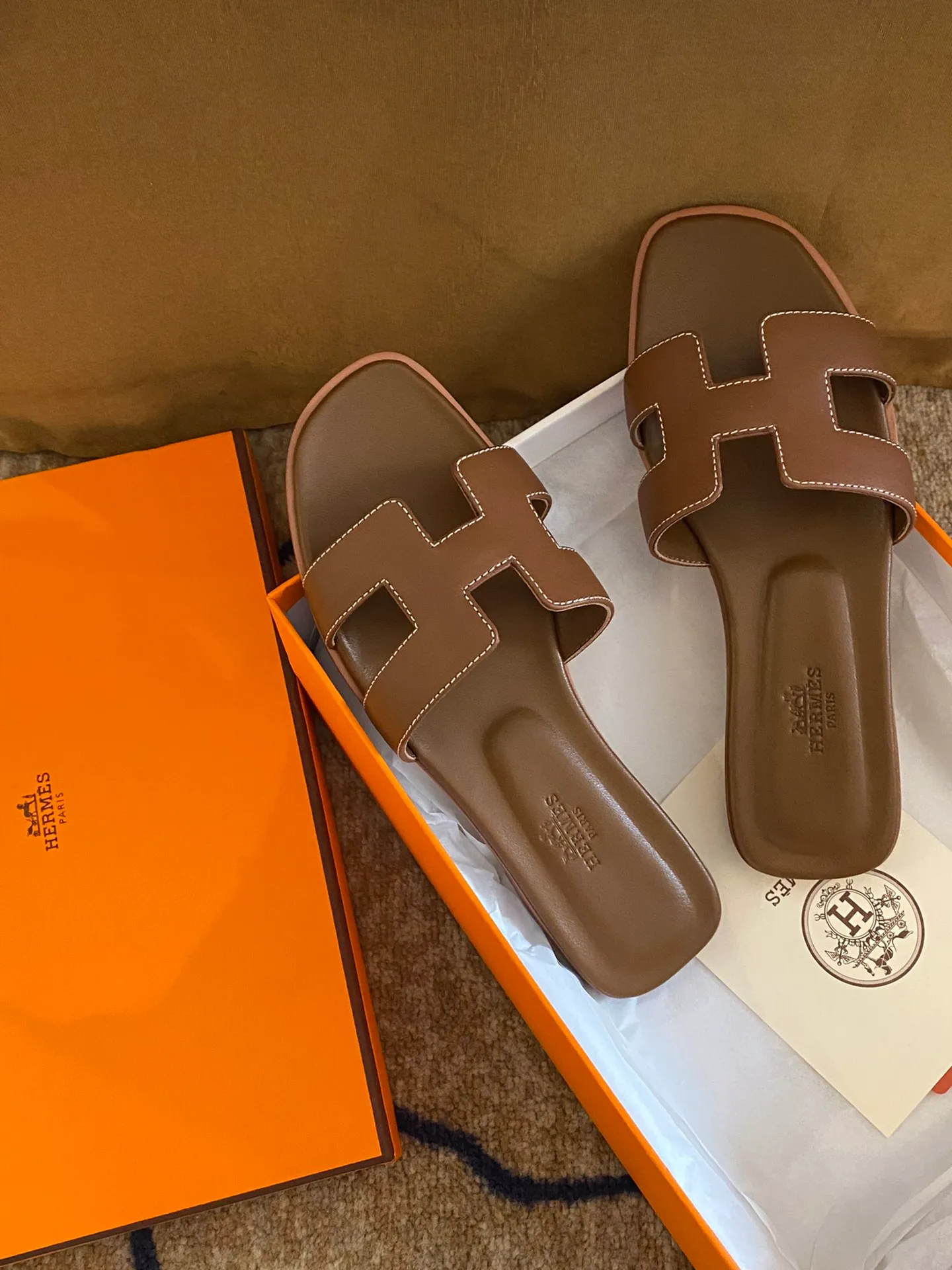 Wholesale direct sales👟👟Ex-factory price 480👟👟 Women's Shoes Women's Clothing Women's Shoes Factory Hermes Hermes 2022 Early Spring New Style Newly Revised Stitching Technology (Hermès) Upgraded Packaging Version Workmanship Materials Upgrade ~ The highest version of Hermes handmade slippers in the market Same as the original version of the 2022 Early Spring New Style, purely handmade by masters! High-end customization, exclusive products, the highest version in the industry, Hermès' H-slippers are the most classic of the brand. They are constantly upgraded every year with little difference, and what is always improving is comfort. The new model brought by H family today is really classic and novel - it looks good! ! ! 1⃣️Let’s talk about the leather first. The entire shoe is made of imported calfskin. Only such luxurious materials will make the shoes more stylish and durable. 2⃣️The real Italian leather sole is perfectly integrated without any gaps! The technical requirements are very high! After this treatment, the leather base will be less delicate, more wear-resistant, and last longer! The real Italian leather sole is malleable and breathable like the skin. 3⃣️The midsole is also all made of genuine leather! You can take a look at other people's shoes and you'll know! Upper: Italian imported cowhide + original custom-grade Australian sheepskin feet + genuine leather outsole (pursuing top walking comfort) Packaging Let us emphasize: top-level exclusive box, with a full set of packaging series code number: 35 ~ 40 codes